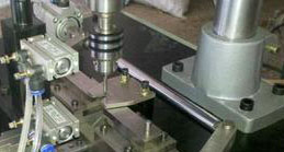 使用全自動(dòng)鉆孔機(jī)，有效的提高生產(chǎn)的效率