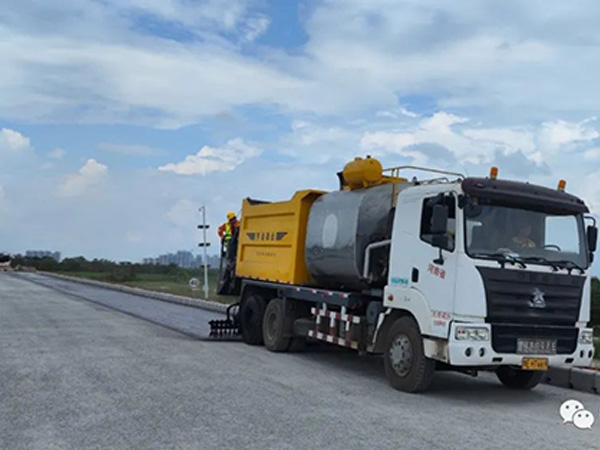 熱烈祝賀我司鶴港高速封層、透層試驗(yàn)段成功