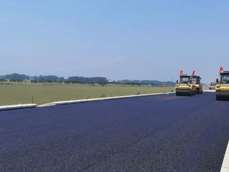 許信高速透層、封層和瀝青下面層試驗段攤鋪圓 滿成功